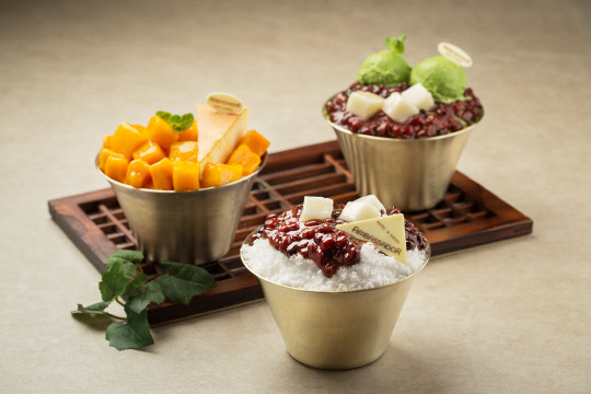 그랜드 앰배서더 서울의 로비라운지&델리가 5월 15일부터 8월 31일까지 빙수 프로모션을 운영한다고 2일 밝혔다. 이번에 선보이는 빙수는 총 3가지로 클래식한 빙수 본연의 맛을 강조한 '밀크 팥빙수'와 '스위트 망고 빙수', 그리고 '프리미엄 녹차 빙수'다. 그랜드 앰배서더 서울 제공